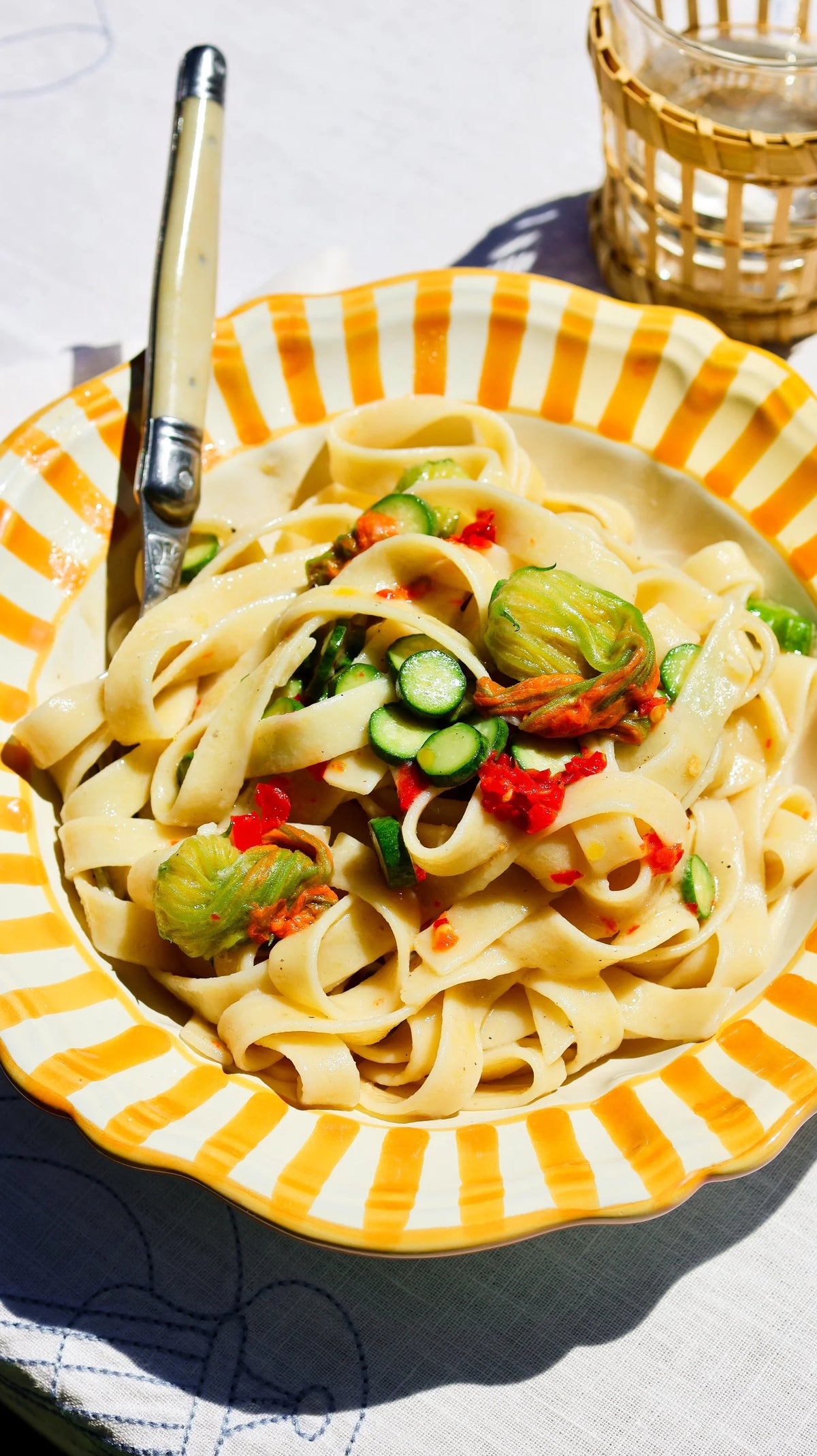 Pasta with zucchini flowers – Bippi Foods Italian recipe